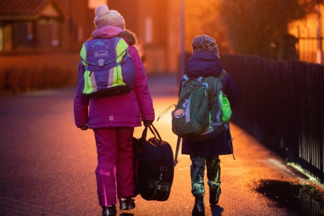 Gesundheit / Lässig übern Rücken: Tipps rund um Ranzen und Schulrucksack