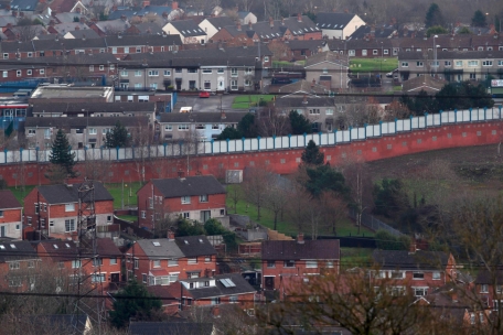 Die sogenannte &bdquo;Friedensmauer&ldquo; durchzieht Belfast, auf der einen Seite leben Protestanten, auf der anderen Katholiken