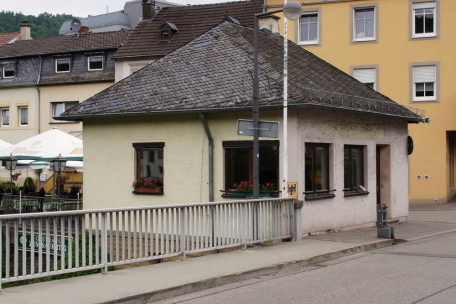 Region Trier / Zechprellerei, schwerer Verkehrsunfall und brennender Wohnwagen am Ostersonntag