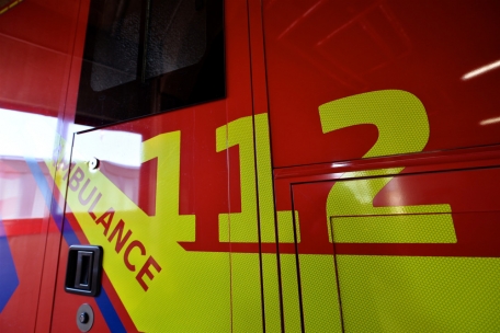 Schwerer Unfall / Rettungswagen kollidiert mit zwei entgegenkommenden Fahrzeugen