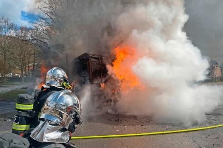 Polizei / Müllfahrzeug brennt in Bech aus