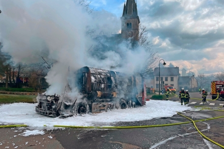 Rausch, Schaum und verschmorte Trümmer: Jetzt ist das ganze Fahrzeug nur noch Müll