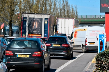 Editorial / Autoschlangen und Blechlawinen: Mobilität muss auf kommunaler Ebene mitgedacht werden