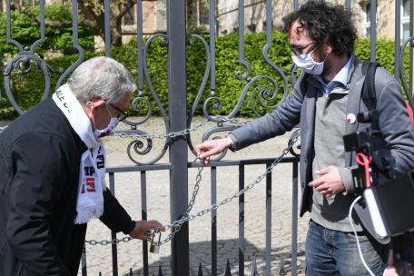 Der scheidende ALJP-Präsident Roger Infalt und der neue Präsident Luc Caregari bei einer Protestaktion für das Informationsfreiheitsrecht im Jahr 2021