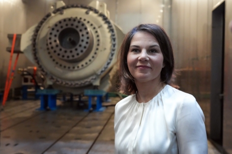 China, Tianjin: Au&szlig;enministerin Annalena Baerbock besichtigt die Flender GmbH.