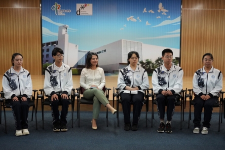 Au&szlig;enministerin Annalena Baerbock besucht die Schule Nr. 42 und unterh&auml;lt sich mit Sch&uuml;lern