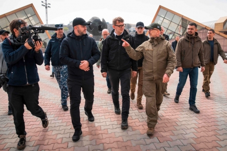 Der ukrainische Verteidigungsminister Oleksii Reznikov (rechts) und der d&auml;nische Verteidigungsminister Troels Lund Poulsen (Mitte) besuchen am 11. April den zivilen Teil des Hafens in Odessa, wo sie &uuml;ber die Verschiffung von Weizen aus der Ukraine informiert werden