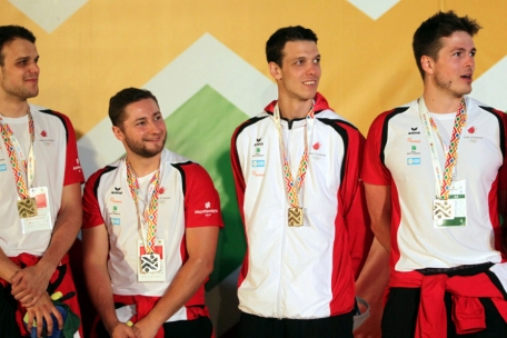 Ein H&ouml;hepunkt mit der Nationalmannschaft war der Gewinn der Silbermedaille bei den JPEE 2019 in Montenegro, den Kevin Moura (2.v.l.) gemeinsam mit seinem langj&auml;hrigen Walferdinger Teamkollegen Oliver Vujakovic (l.) feiern durfte
