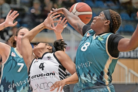 Der T71 um Taylor Jones (in Wei&szlig;) steckte nicht auf, musste die &Uuml;berlegenheit des Gr&eacute;ngewald am Samstag jedoch anerkennen