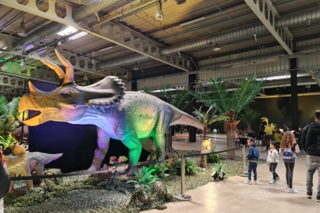 Im Vergleich zu den Besuchern sehen viele pr&auml;historische Kreaturen riesig aus