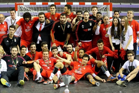 Hugo Figueira (unten links), Elledy Semedo (3.v.r., untere Reihe) und Dragan Vrgoc (Mitte) nach dem Pokalsieg 2016