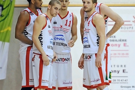 Kameradschaft stand bei Jean Kox (Nr. 11) in all den Jahren über dem Rest: Hier im Meisterschaftsfinale 2016 mit Tom Welter, Jarmar Gulley, Clancy Rugg und Raphaël Martin