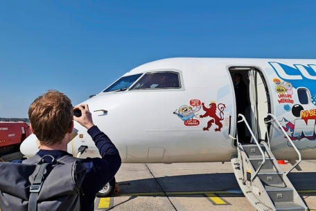 Ist ja (fast) nichts passiert: Passagiere machen Erinnerungsfotos.