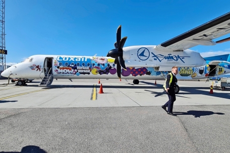 Da ist der Vogel noch in Ordnung: Die vom Künstler Sumo verzierte Maschine auf dem Rollfeld in Oslo.