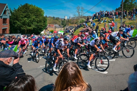 Das Peloton an der Mur de Huy