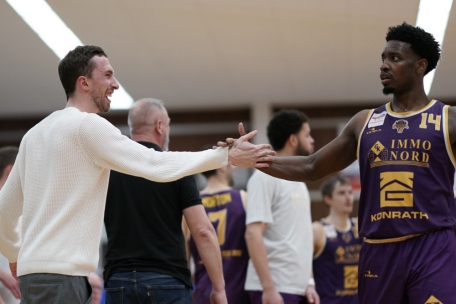 Freude bei Bobby Melcher (l.), der aufgrund seiner Kn&ouml;chelverletzung weiterhin von der Bank aus zuschauen muss