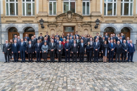 Luxemburgs Diplomatinnen und Diplomaten vor dem Außenministerium