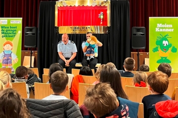 Verkehrserziehung im Kindergarten / Die Puppenspieler der Polizei mit ihrem neuen Stück „Wien huet de grénge Männche geklaut“ auf Tour