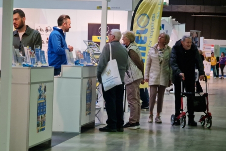 Die Besucher, die ihren Weg in die Ausstellungshallen gefunden hatten, nahmen sich ausgiebig Zeit f&uuml;r Gespr&auml;che mit Anbietern