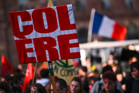 Un manifestant brandit un carton lors d’une manifestation