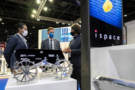 Wirtschaftsminsiter Franz Fayot mit Julien-Alexandre Lamamy (Gesch&auml;ftsf&uuml;hrer von ispace in Luxemburg; rechts im Bild) vor etwa zwei Jahren auf einer Weltraummesse in Dubai