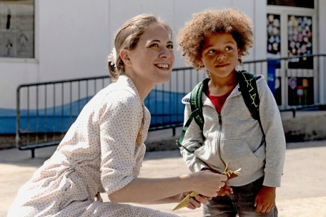 Marie Jung spielt die Lehrerin, die sich Sorgen um Jules (Mayson Bossi) macht 