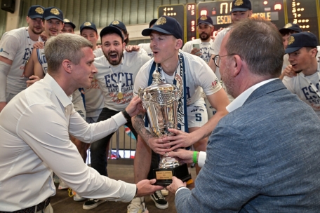 Kapitän Joé Biever nahm den Pokal in Empfang