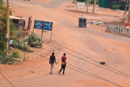 Menschen gehen am 30. April 2023 auf einer verlassenen Stra&szlig;e in Khartum, w&auml;hrend die K&auml;mpfe im vom Krieg zerrissenen Sudan weitergehen 