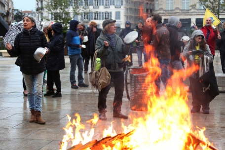 Personen schlagen am 24. April auf T&ouml;pfe, um ihre Unzufriedenheit mit der Rentenreform des franz&ouml;sischen Pr&auml;sidenten Macron auszudr&uuml;cken.