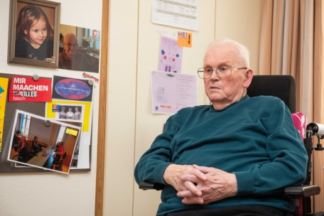 Ein Bild vom Weltall, eine Zeichnung der Urenkelin und selbst Gebasteltes – was Roger Ehleringer wichtig ist, bekommt einen Platz an den Wänden seines Zimmers