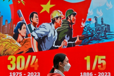 Eine Frau in Hanoi: Ende April wurde der 48. Geburtstag der vietnamesischen Wiedervereinigung gefeiert 