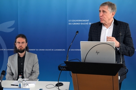 Gil Georges (l.) vom Mobilitätsministerium und François Bausch (r.), Mobilitätsminister, präsentierten das „Observatoire digital de la mobilité“ am Dienstagmorgen während einer Pressekonferenz