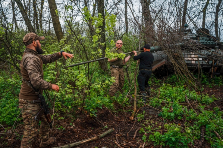 Ukraine-Krieg / Kanonen reinigen und warten: Vorbereitung auf die angekündigte Offensive