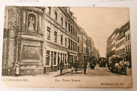 Muttergottes-Statue in der &bdquo;Porte Neuve&ldquo; zur Erinnerung an die Wallfahrt in der &bdquo;Neipuerts&ldquo;-Kapelle. Alle Ansichtskarten stammen aus der Sammlung von Martine Feller.