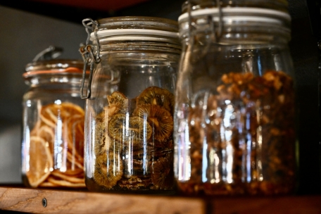 Nicht verwendete Lebensmittel werden im &bdquo;Atelier culinaire&ldquo; des Restaurants haltbar gemacht