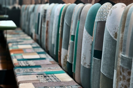 Die Benu-Schneiderei hat die Bez&uuml;ge f&uuml;r die Sitzb&auml;nke aus Stoff, der in der M&uuml;lltonne gelandet w&auml;re, gemacht