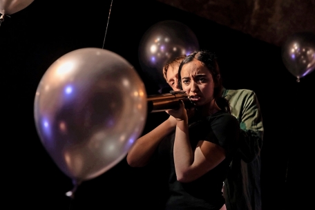 Théâtre / Voir des couteaux partout: „À la carabine“ de Pauline Peyrade au Théâtre du Centaure