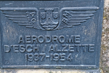 Metallplatte am Gedenkstein