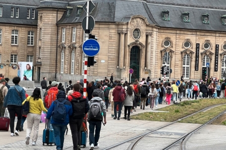 Eine ganze Reihe an Menschen macht sich nach der Entwarnung auf den Weg zurück in den Bahnhof