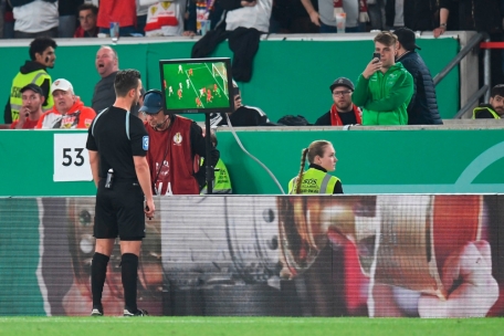 Fußball / Trainer-Challenge beim Videobeweis: Sinnvoll oder „gefährlich“?