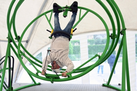 Das Sitzen (oder besser H&auml;ngen) in einem Mehrachsenstuhl