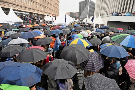 Trotz str&ouml;menden Regens harrten die Besucher bis zum letzten Ton des Lennon-Songs &bdquo;Imagine&ldquo;, vorgetragen vom Kinderchor der Europaschule auf Kirchberg (oben rechts im Bild), aus