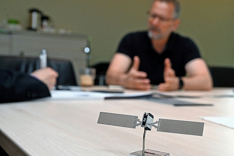 Kleines Modell eines O3b-mPOWER-Satelliten