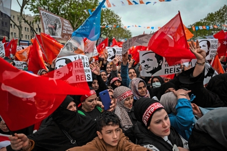 Ordnung muss sein, auch bei Wahlkundgebungen: Im Istanbuler Viertel Sultangazi jubeln die Frauen &hellip;
