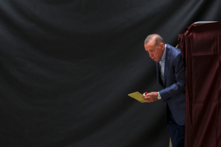 Pr&auml;sident Tayyip Erdogan verl&auml;sst die Wahlkabine in Istanbul