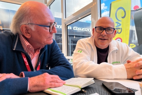 Jacques Villeneuve (r.) im Gespr&auml;ch mit Tageblatt-Korrespondent Norbert Nickels