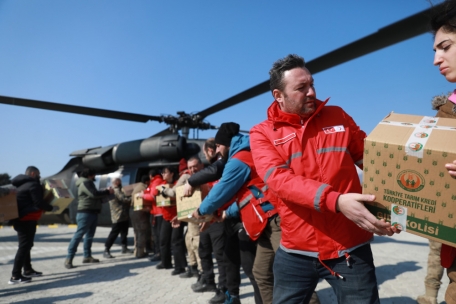 Die Hilfsg&uuml;ter werden per Helikopter an Ort und Stelle geliefert