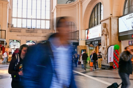 Tausende von Passanten betreten t&auml;glich die Fotos auf dem Boden der Bahnhofshalle