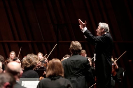 Alain spannt den Bogen / Fünf regelrechte Klassiker: Beethovens Neunte und alle vier Symphonien von Brahms