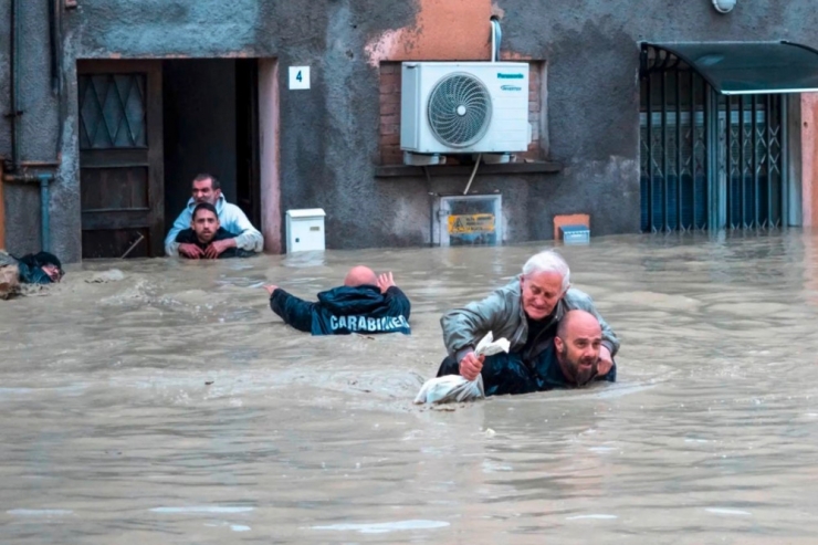 Naturgewalt / Überschwemmungen in Teilen Italiens – acht Tote, Tausende evakuiert